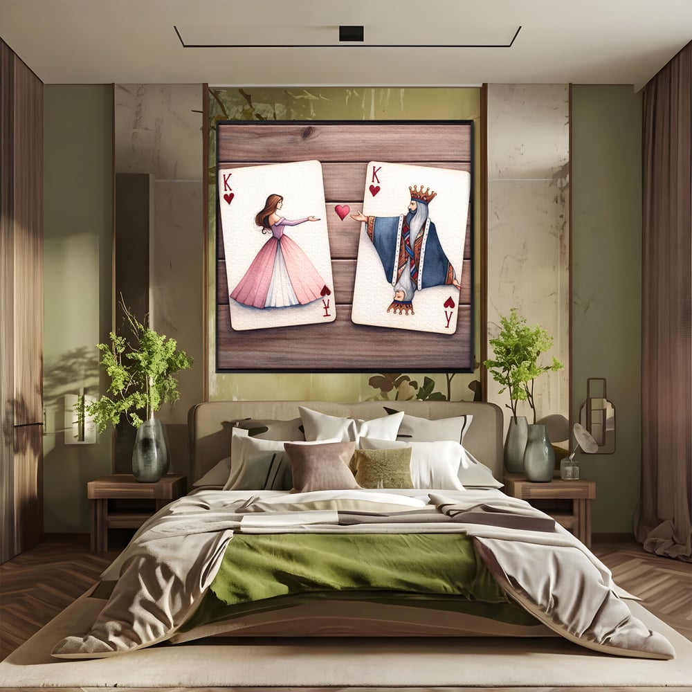 Tablou canvas cu carti de joc cu rege si regina, in rama de aluminiu negru, pe perete intr-un dormitor